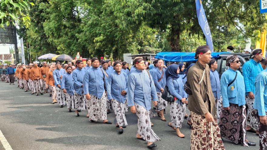 Semarak Hari Jadi Sleman ke-110: Pamong dan Staf Kalurahan Tamanmartani Ikuti Upacara dan Kirab Buda